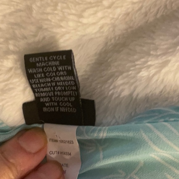 Torrid shear top size 1 think it’s like a 1X - Picture 5 of 11